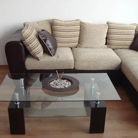 English House Two Bedroom & Living Apartment *