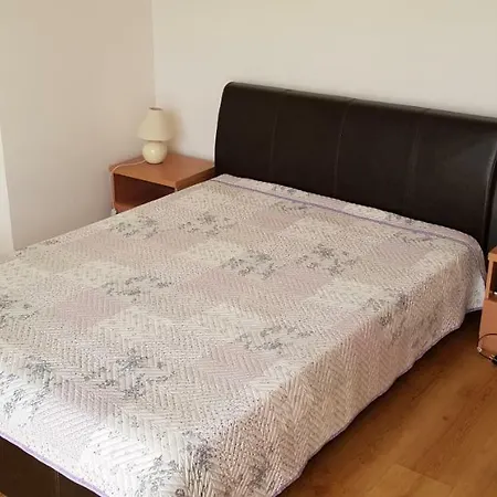 Apartment English House Two Bedroom & Living *