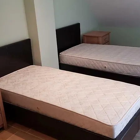English House Two Bedroom & Living Apartment