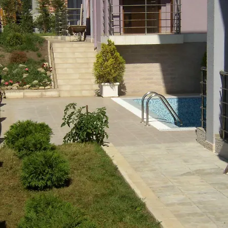 English House Two Bedroom & Living Apartment *