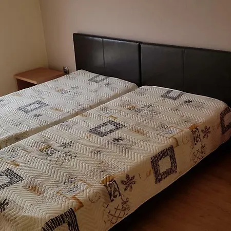 Apartment English House Two Bedroom & Living *