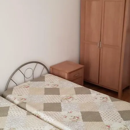 English House Two Bedroom & Living Apartment *