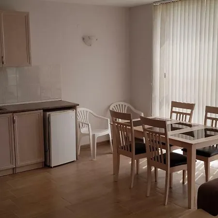 English House Two Bedroom & Living Apartment *